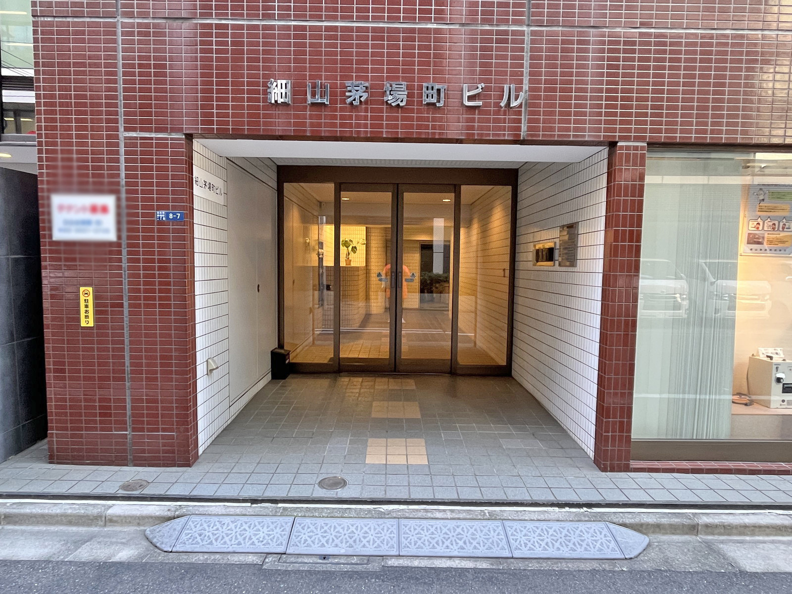 オフィスビル出入り口