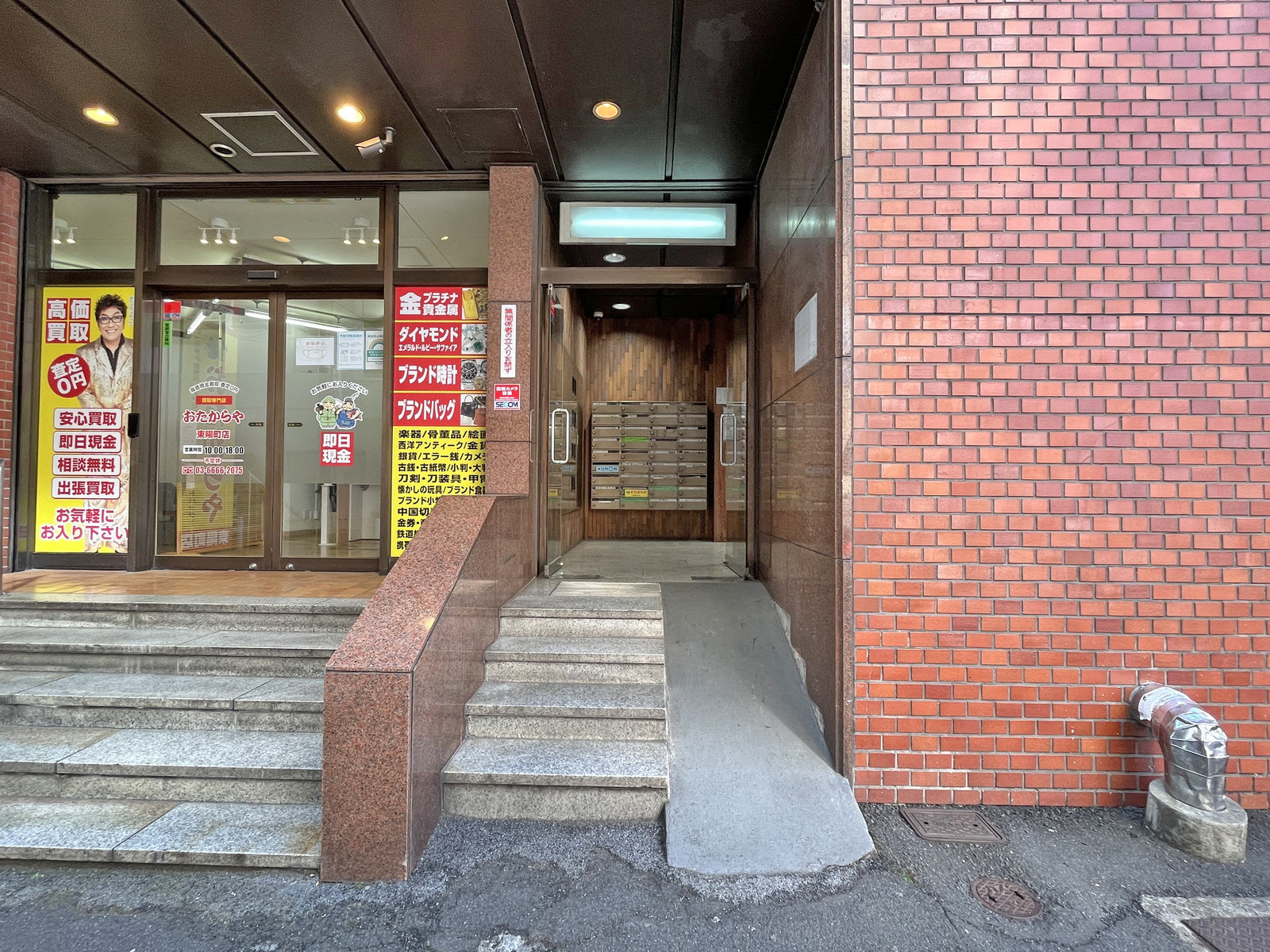 オフィスビル出入り口