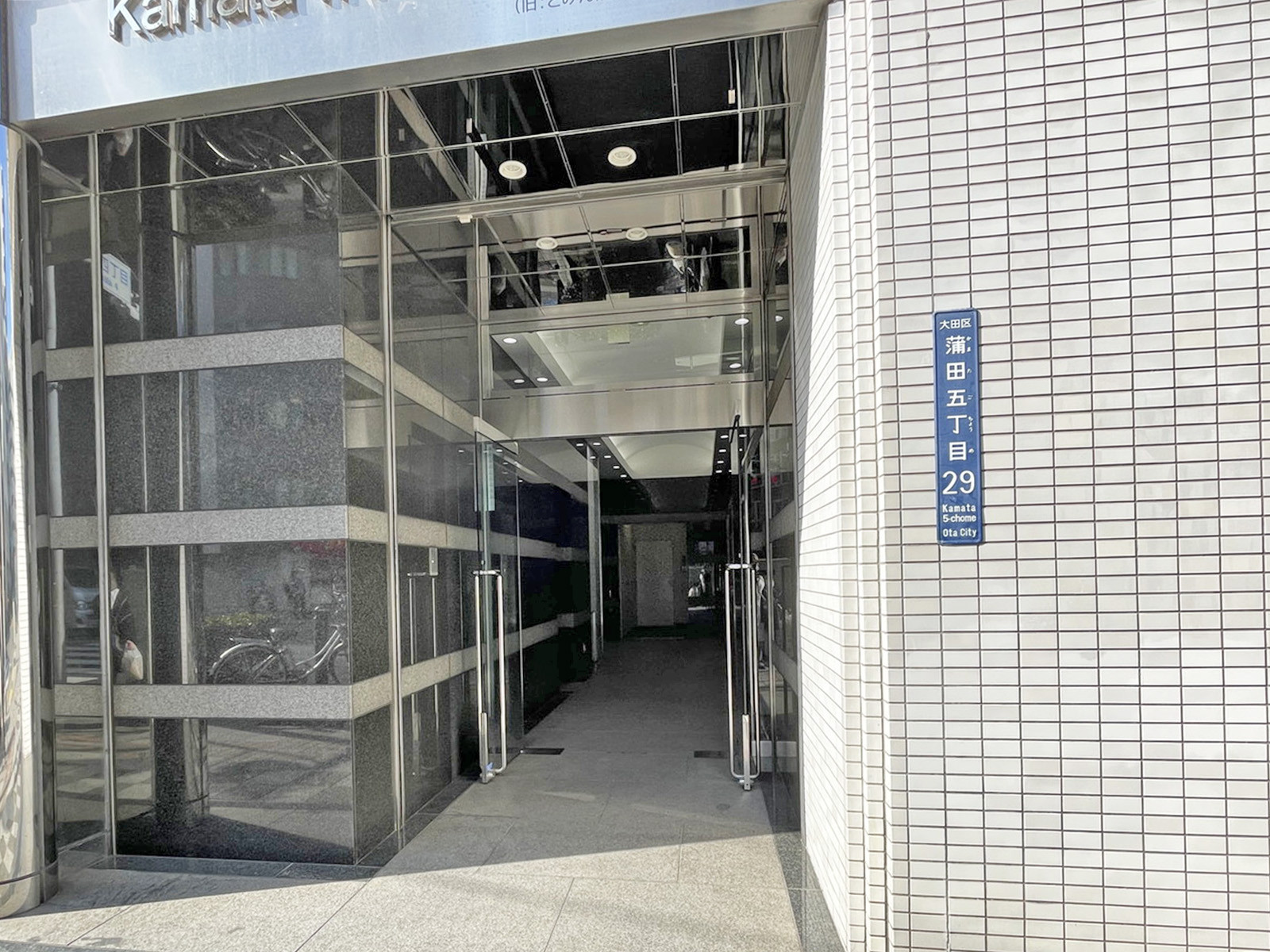 オフィスビル出入口