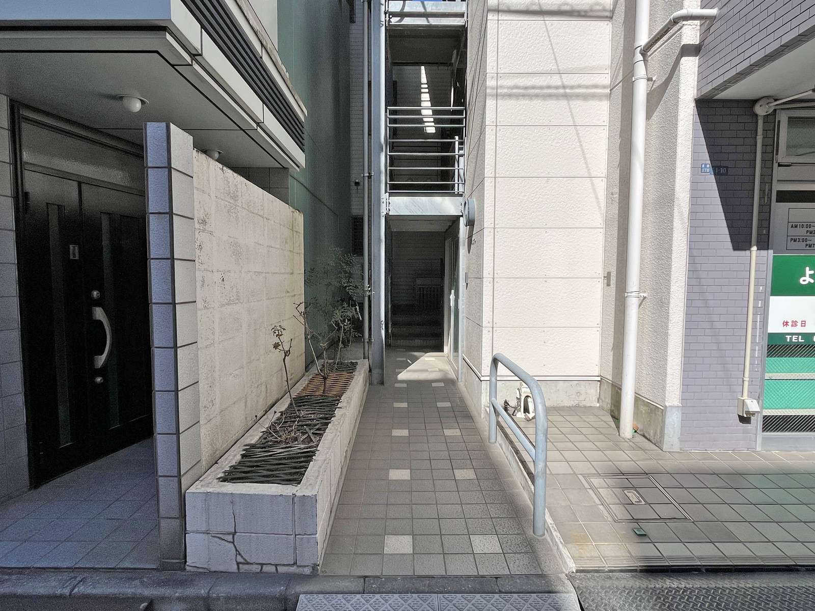 オフィスビル出入り口