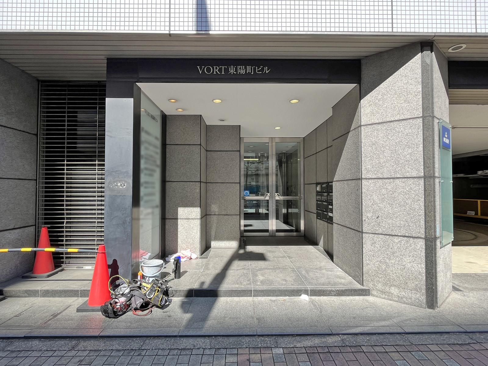 オフィスビル出入り口