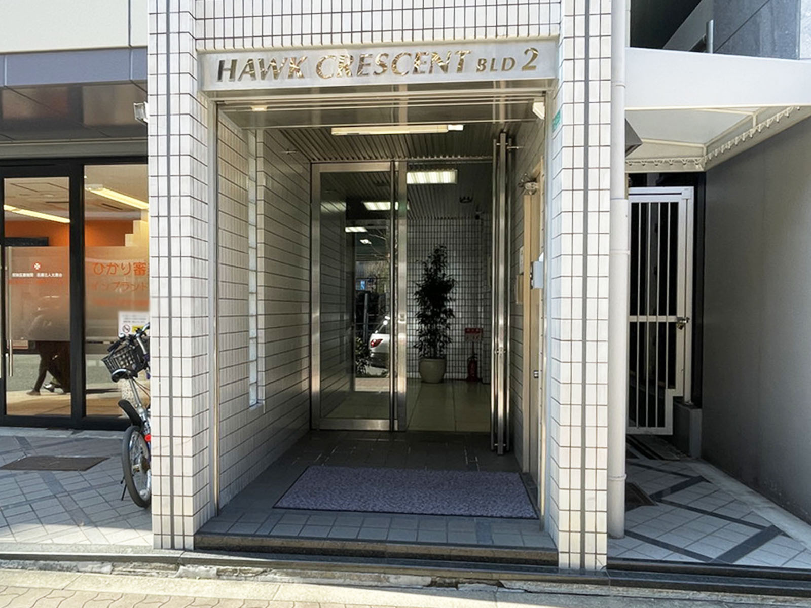 オフィスビル出入口