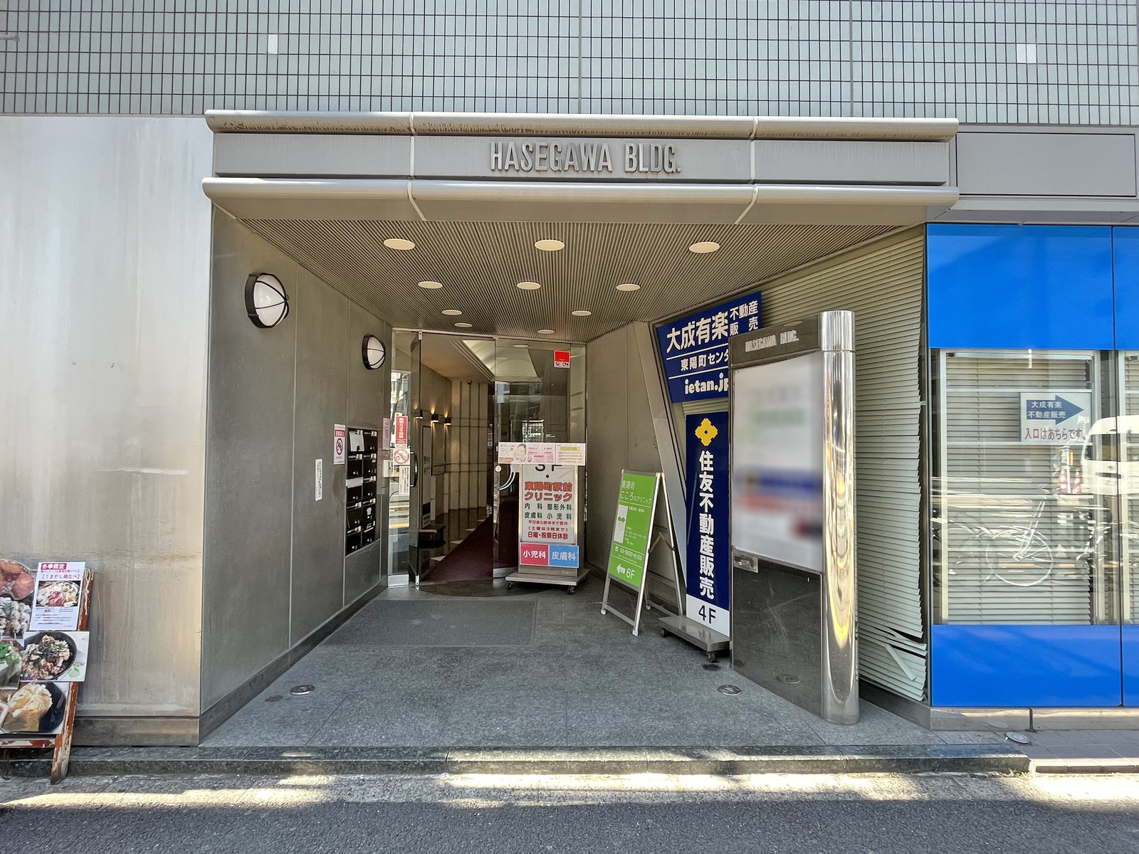 オフィスビル出入り口
