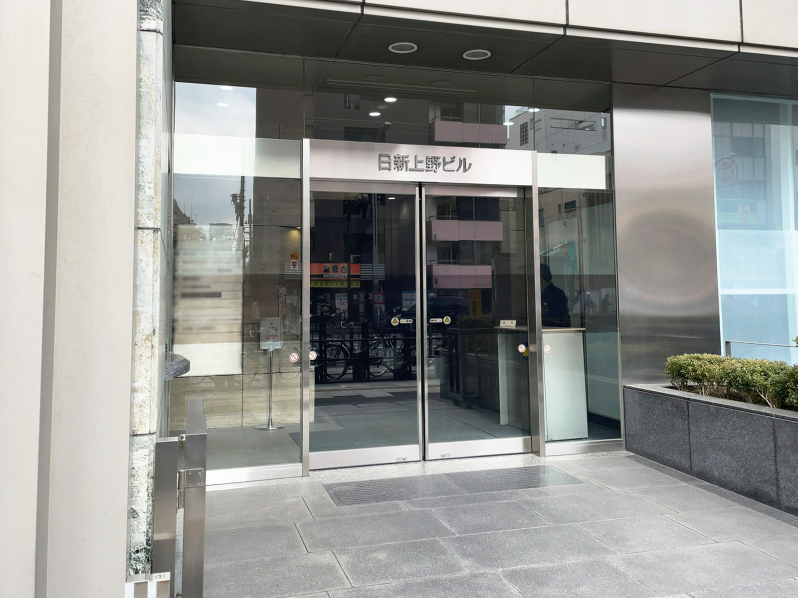 オフィスビル出入口