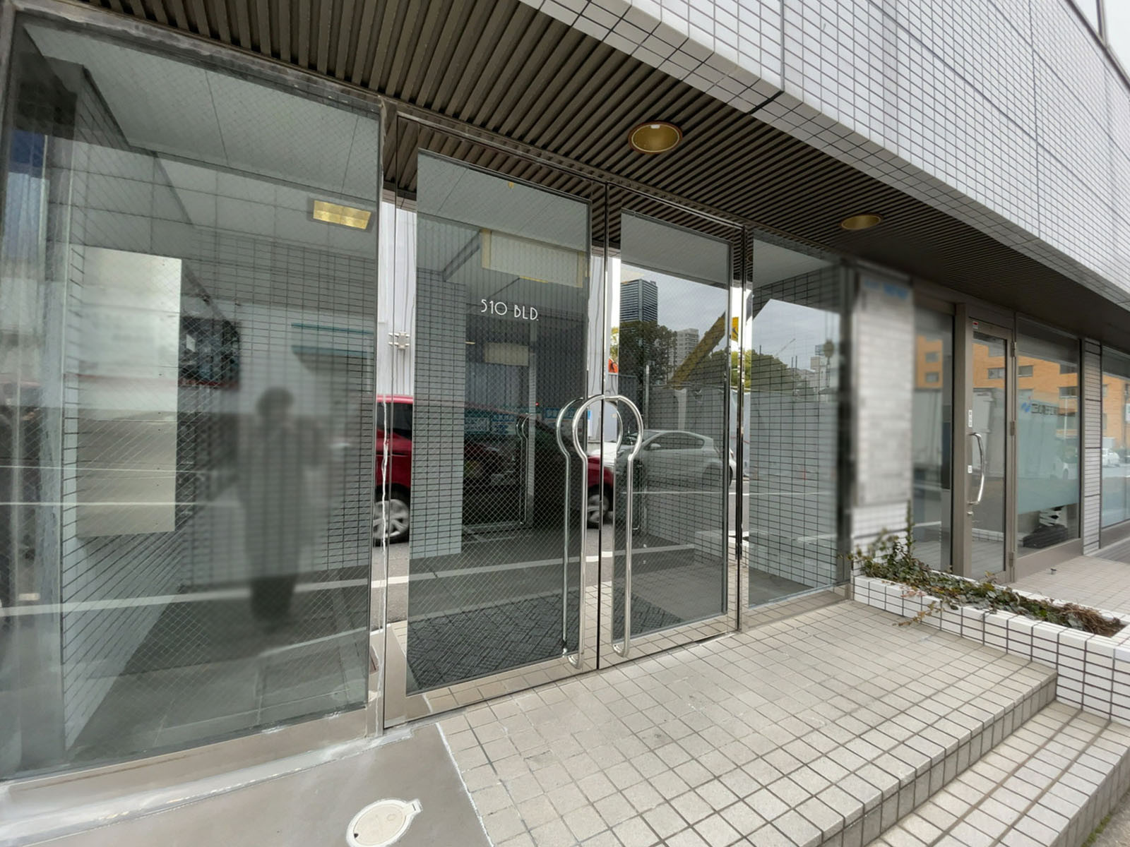 オフィスビル出入口