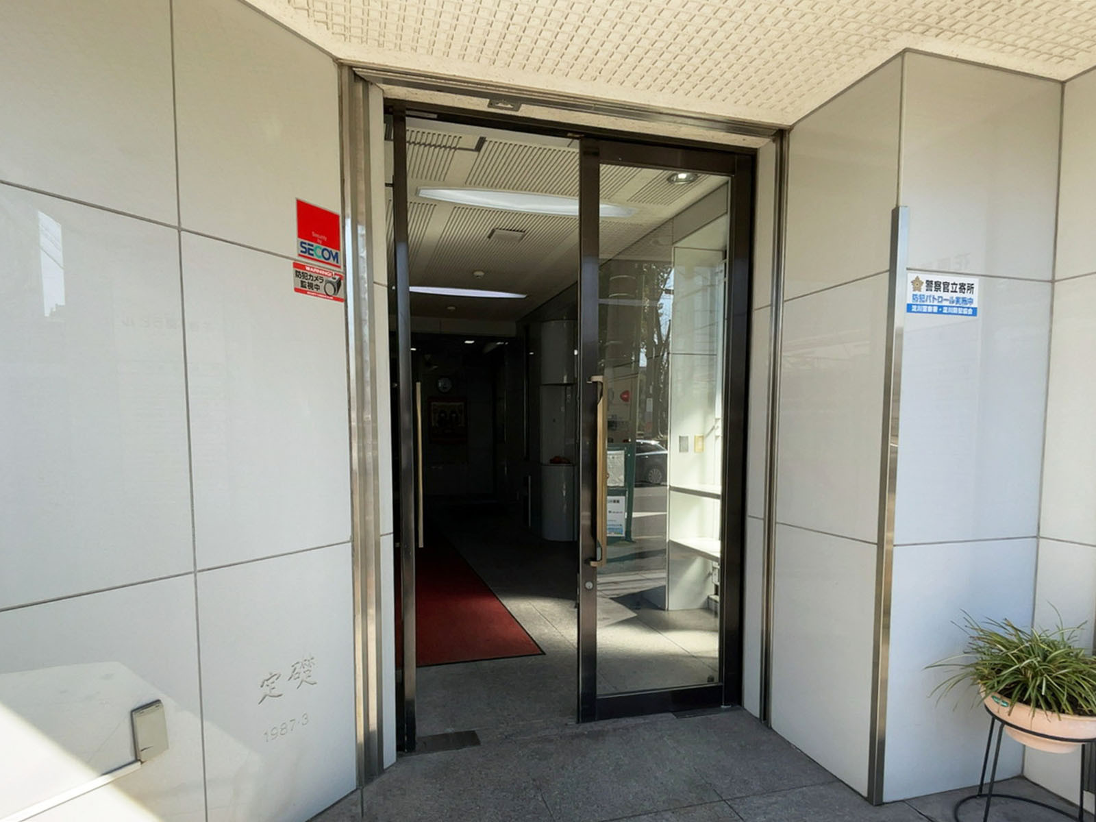 オフィスビル出入口