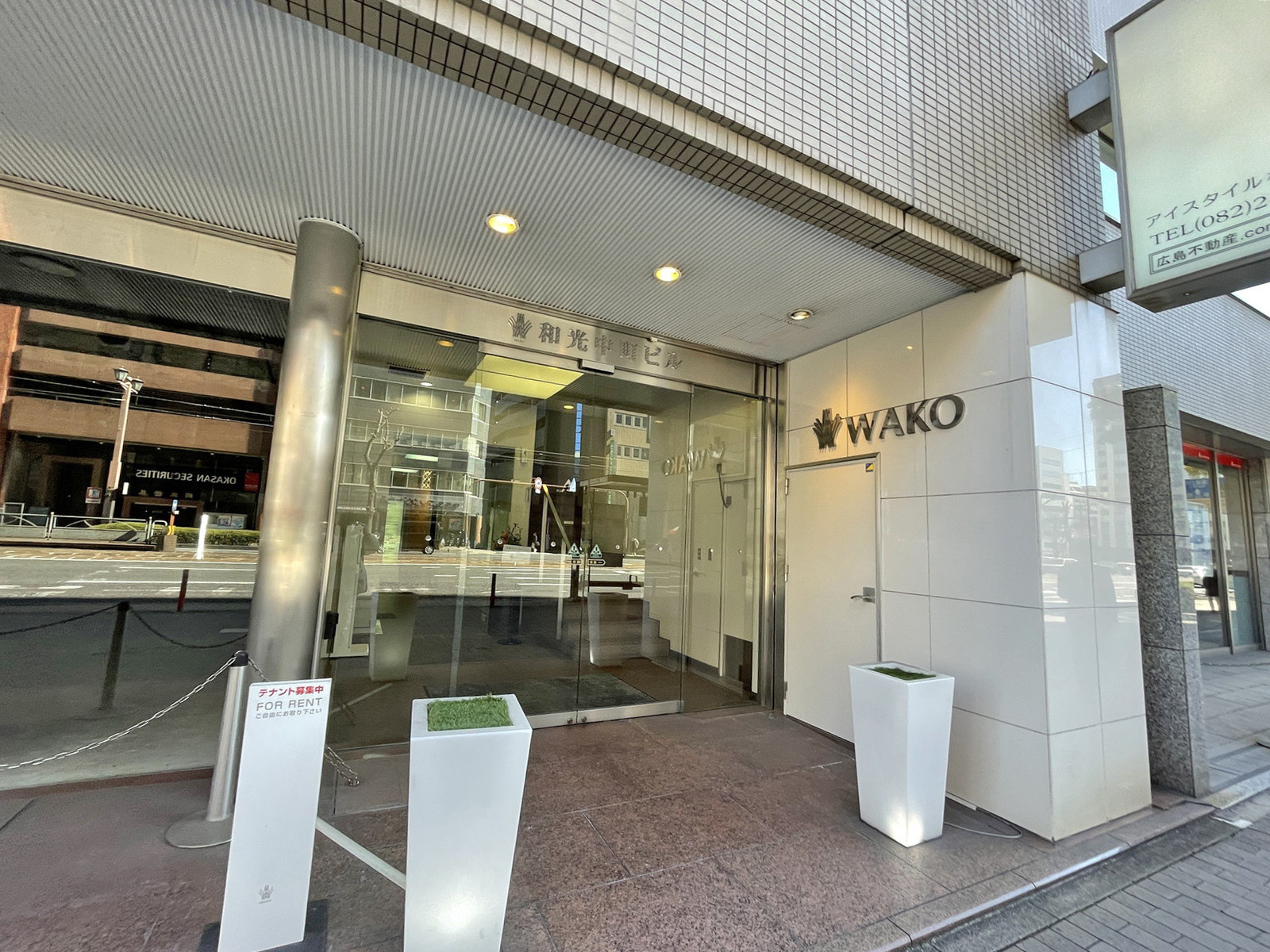 オフィスビル出入口