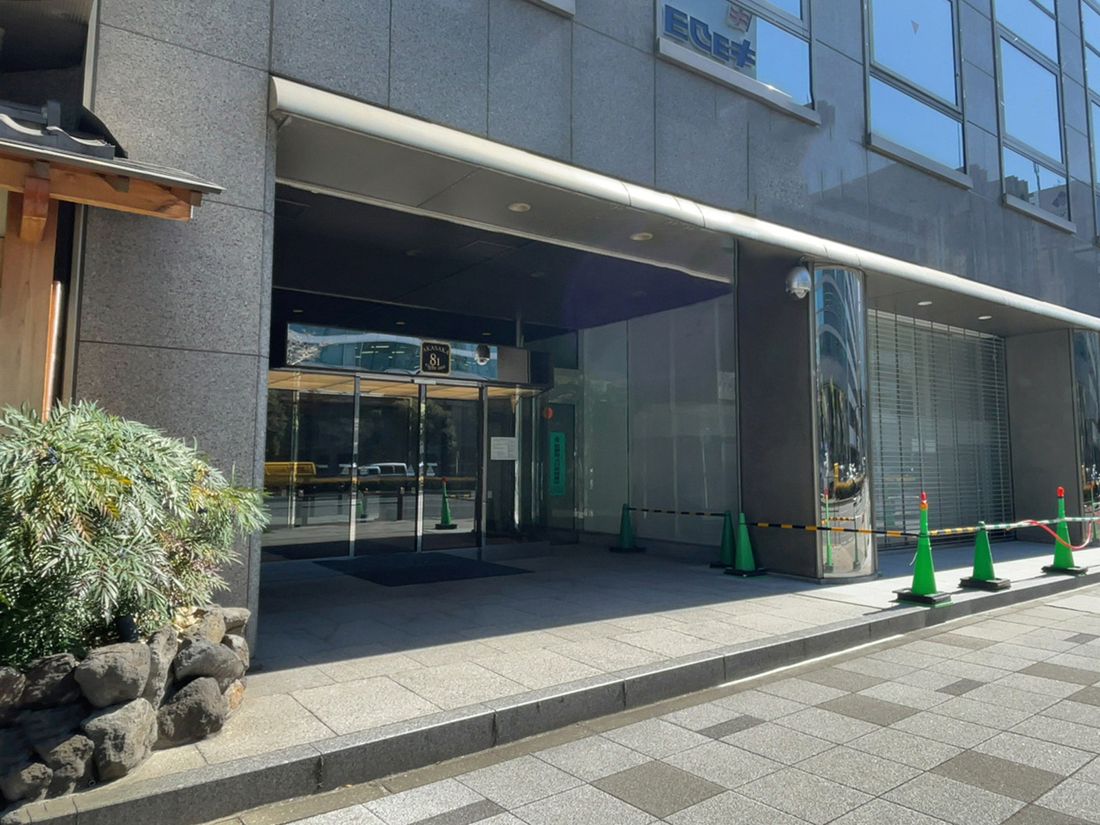 オフィスビル出入口