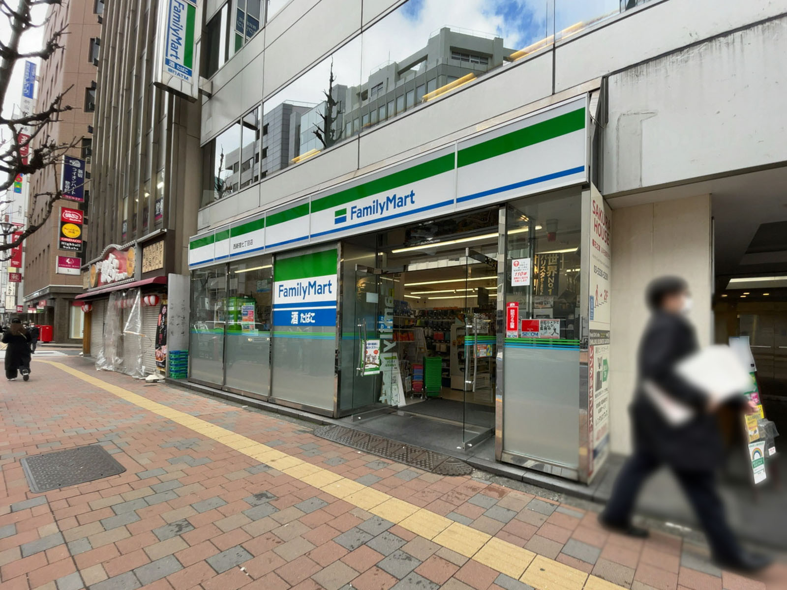 1階のファミリーマート 西新宿七丁目