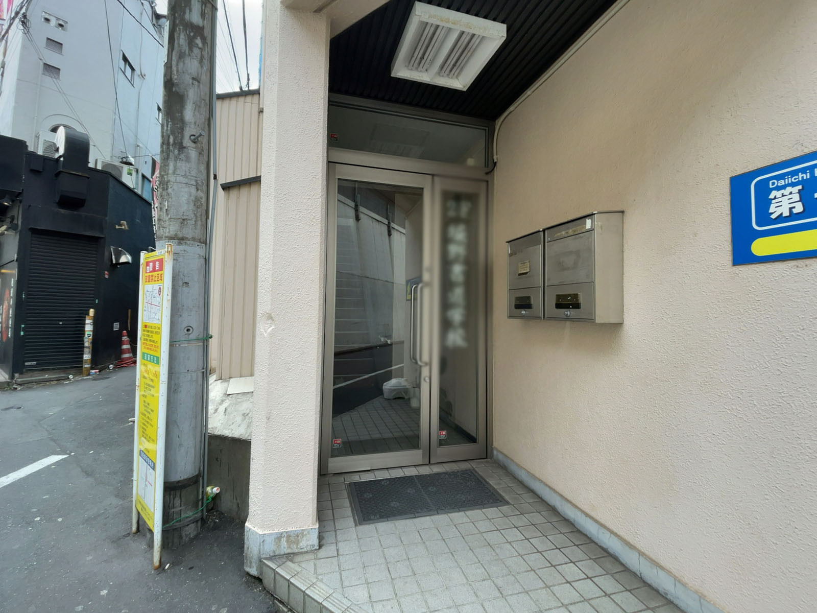 オフィスビル出入口