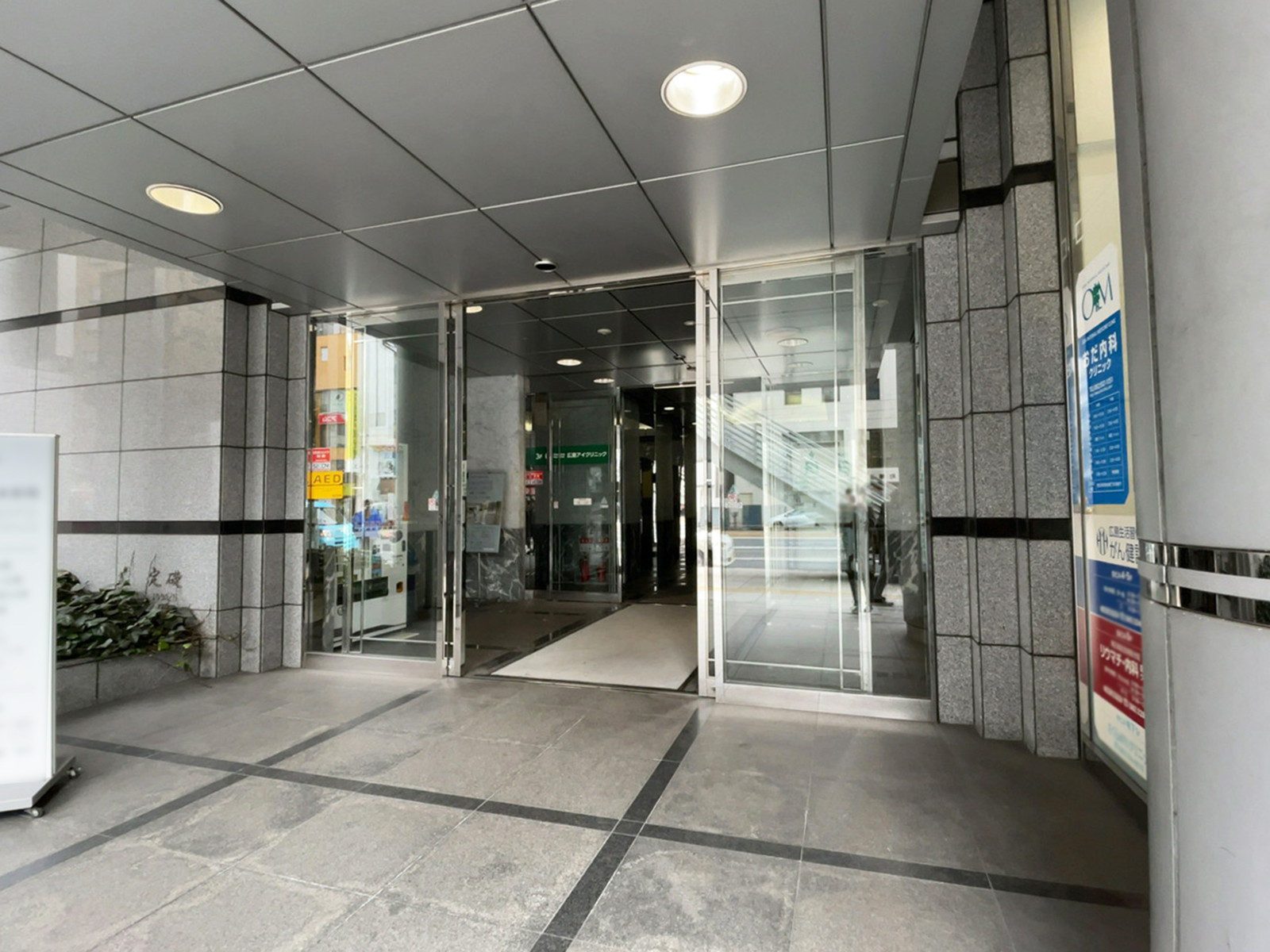 オフィスビル出入口
