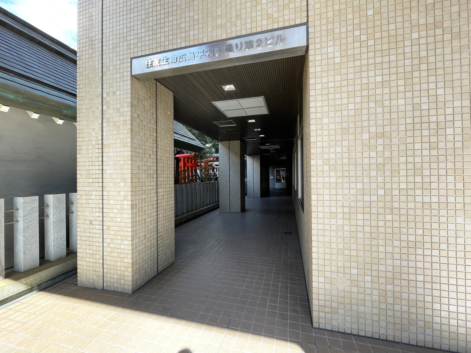 オフィスビル出入口