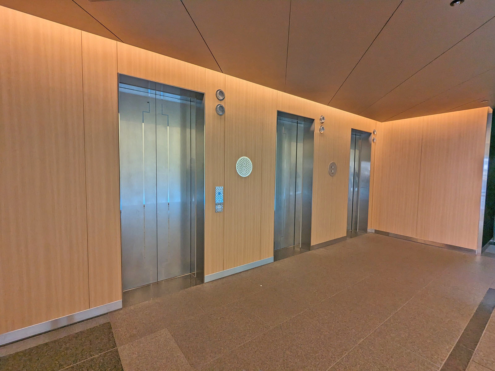 エレベーター(3基)