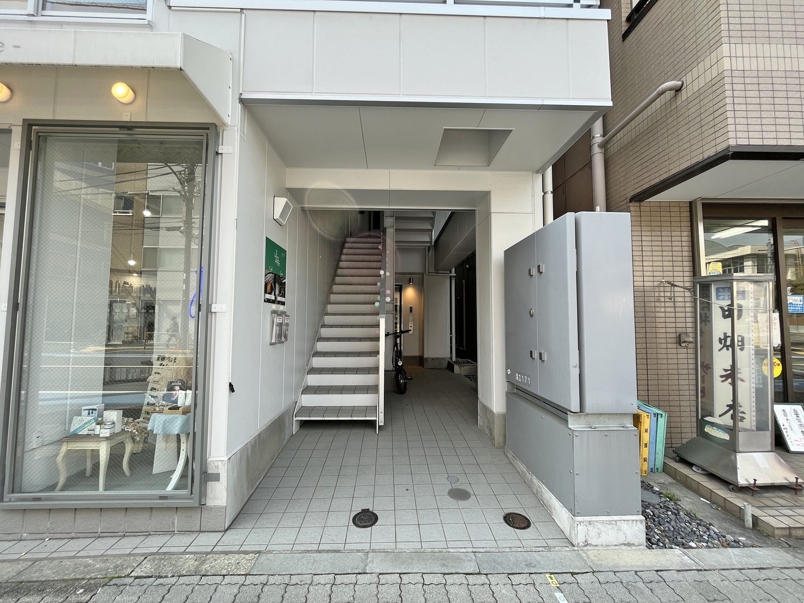 オフィスビル出入口