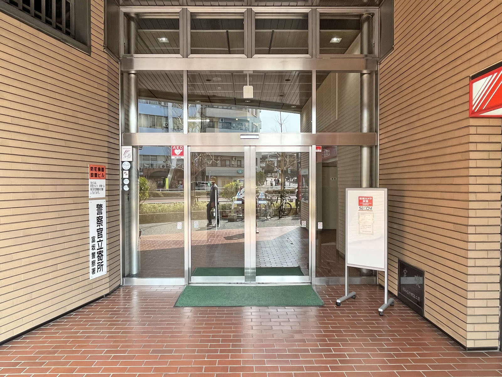 オフィスビル出入り口