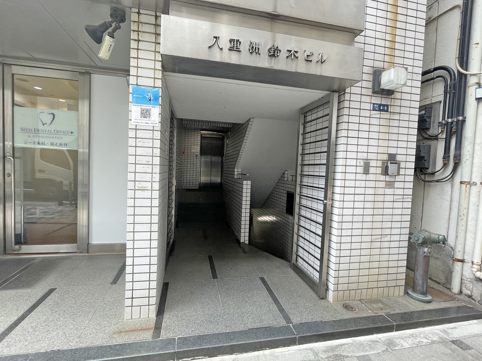 オフィスビル出入口