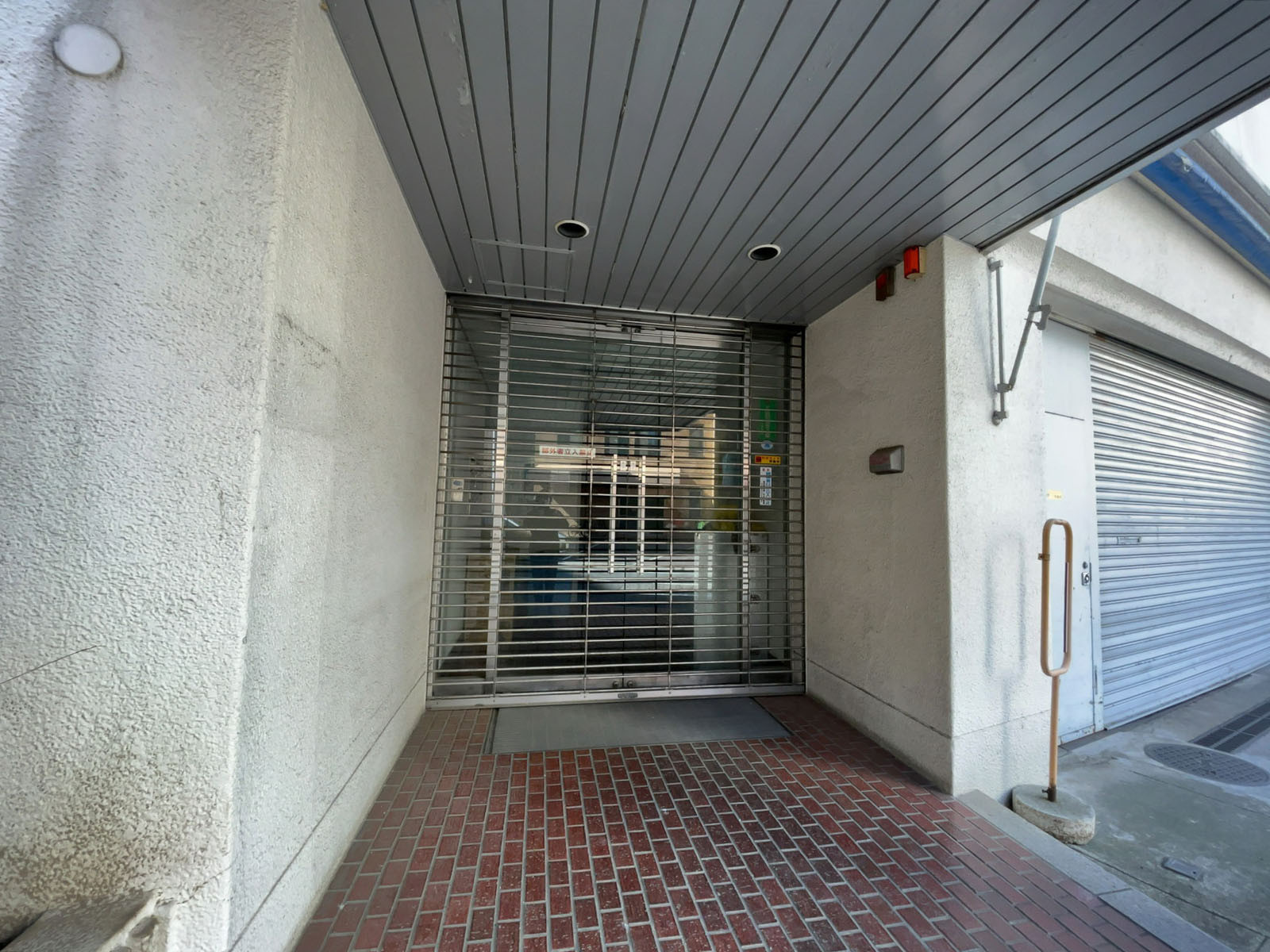 オフィスビル出入口