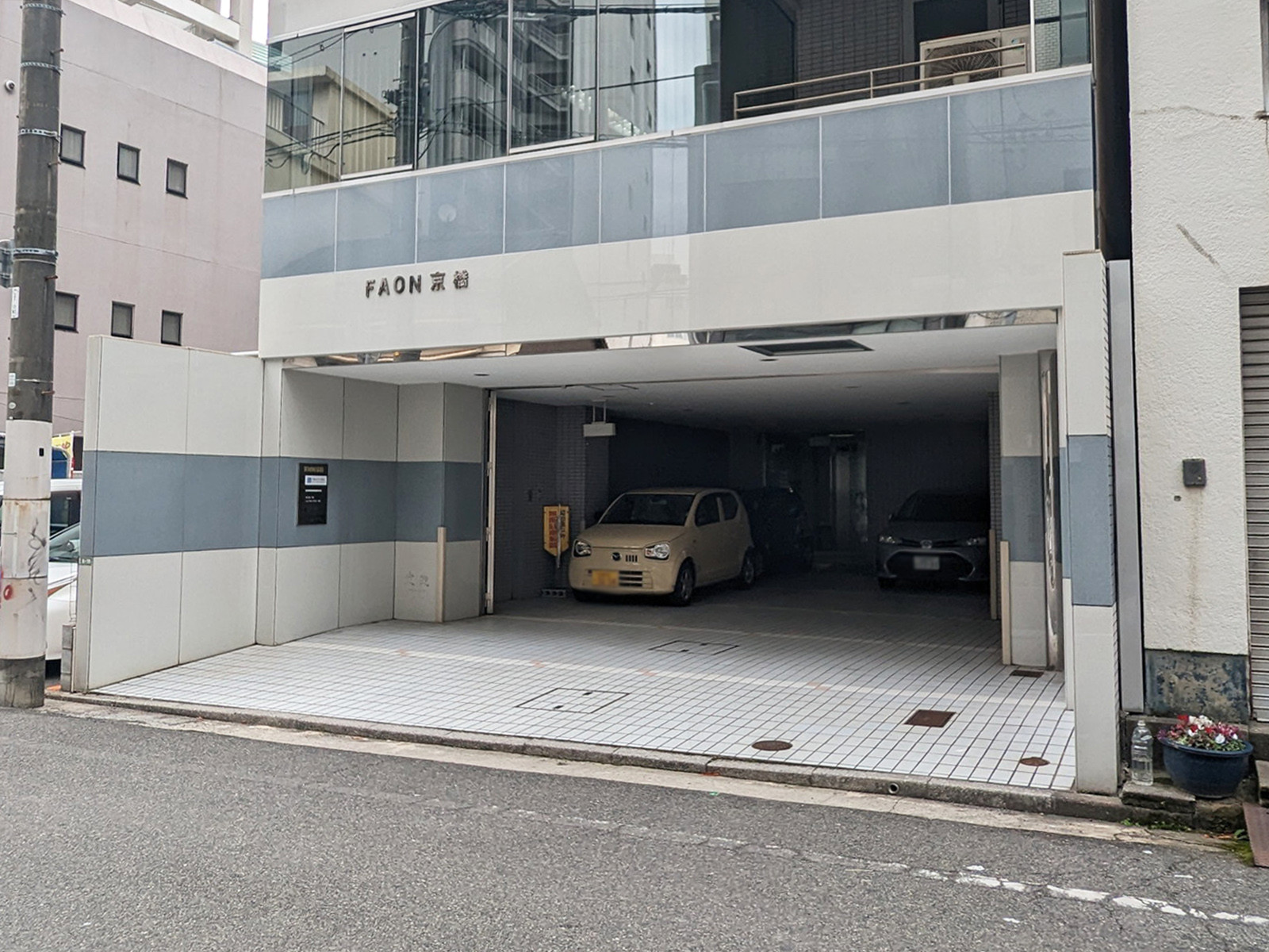 オフィスビル出入口
