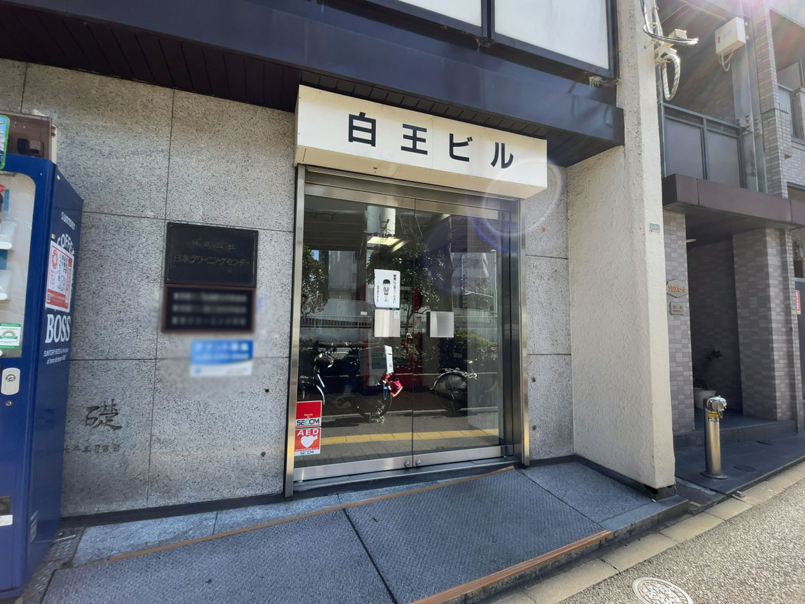 オフィスビル出入口