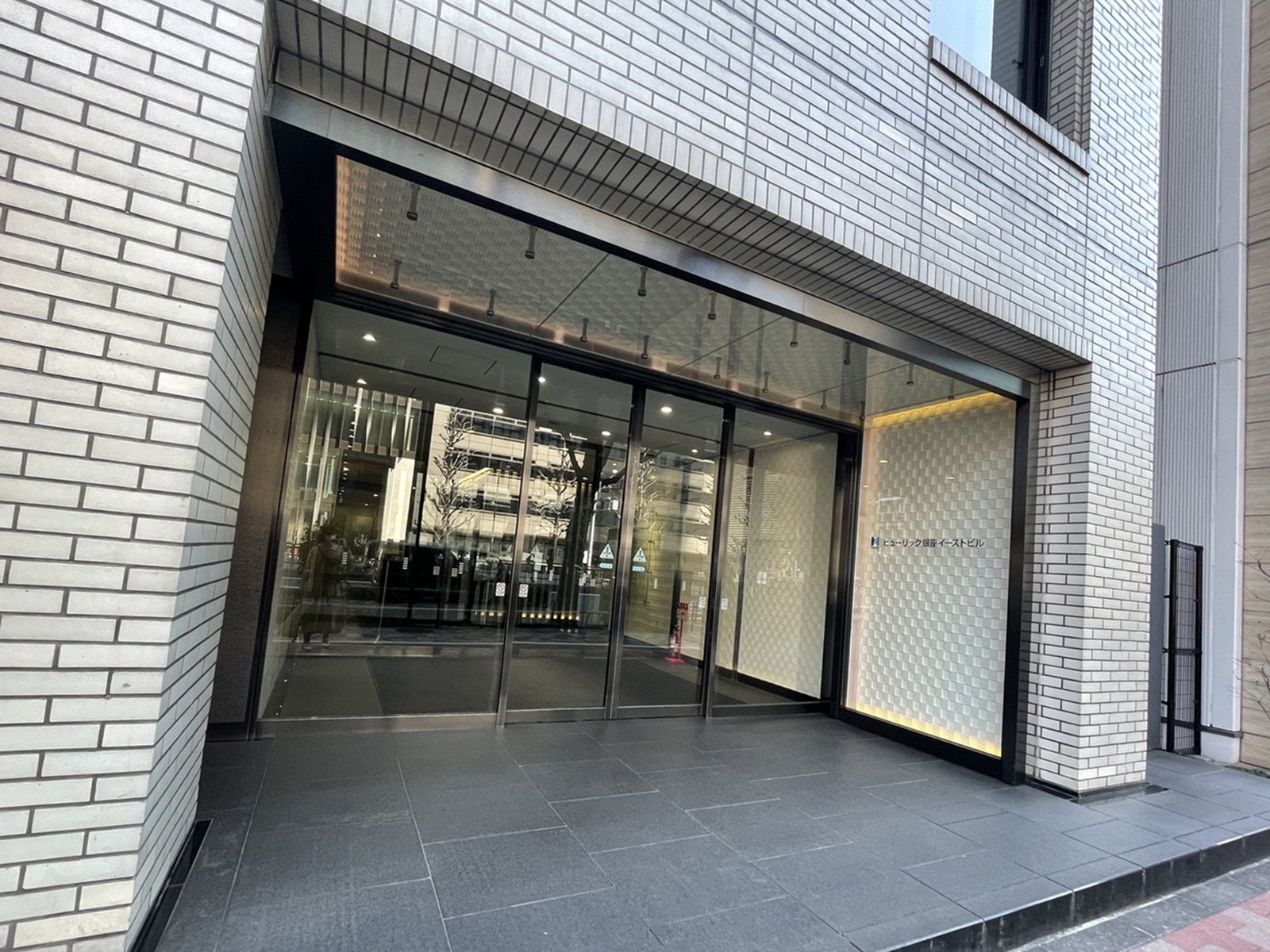 オフィスビル出入口