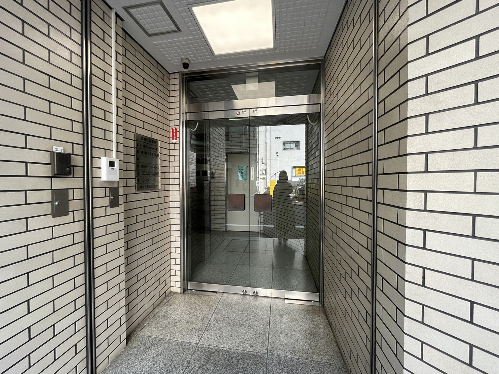 オフィスビル出入口
