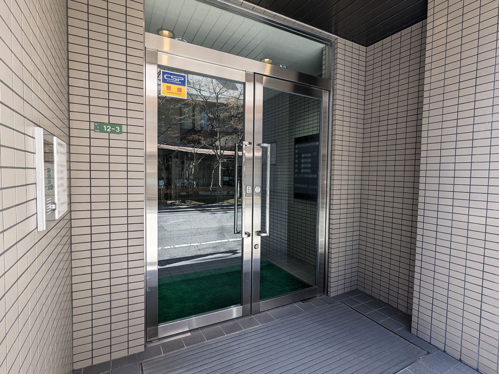 オフィスビル出入口