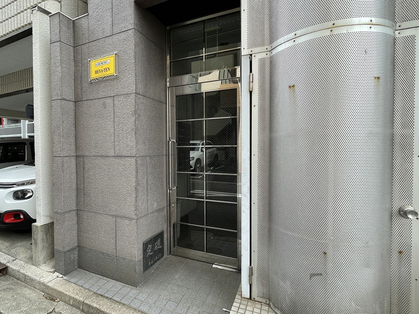 オフィスビル出入口