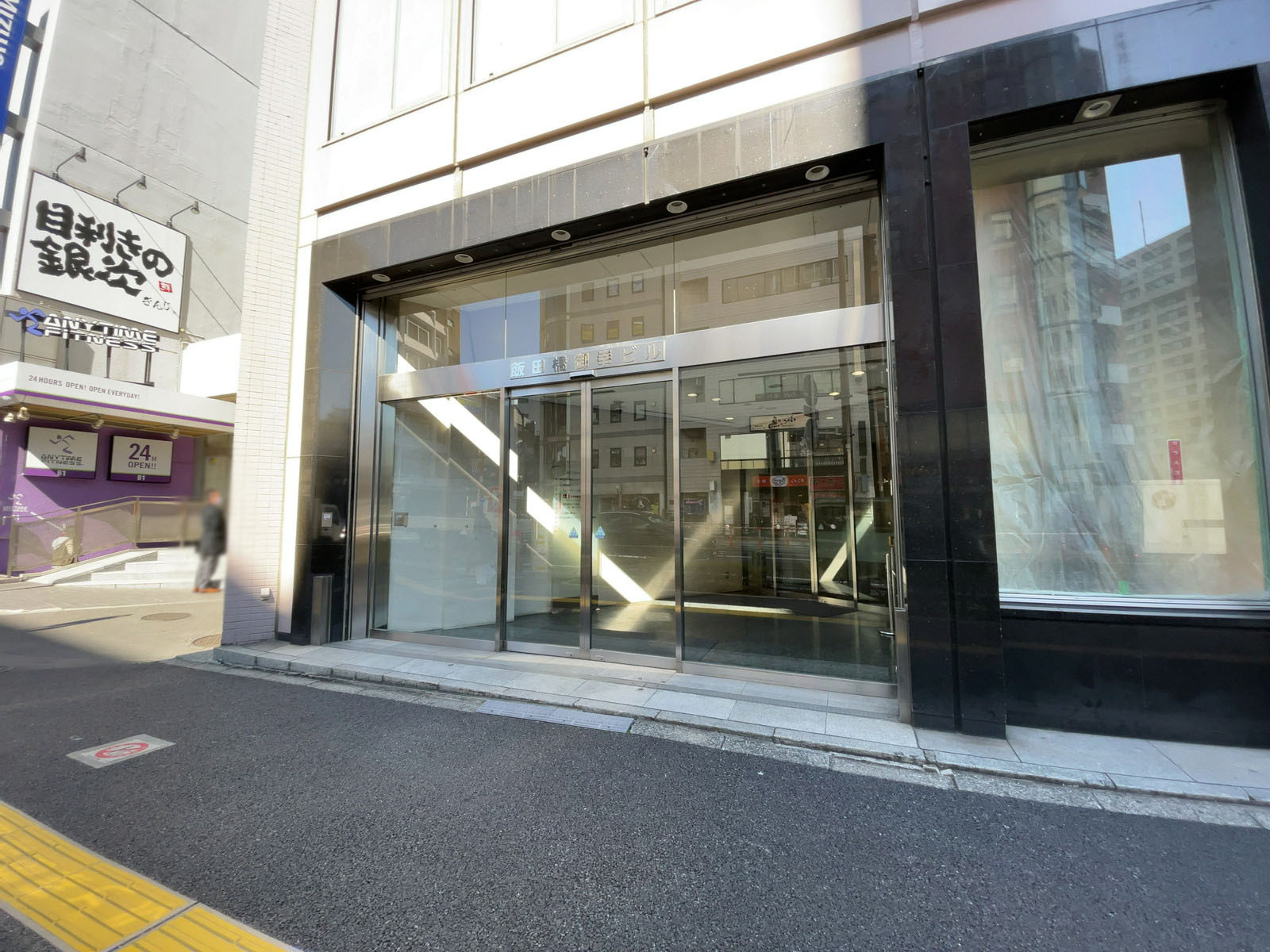 オフィスビル出入口