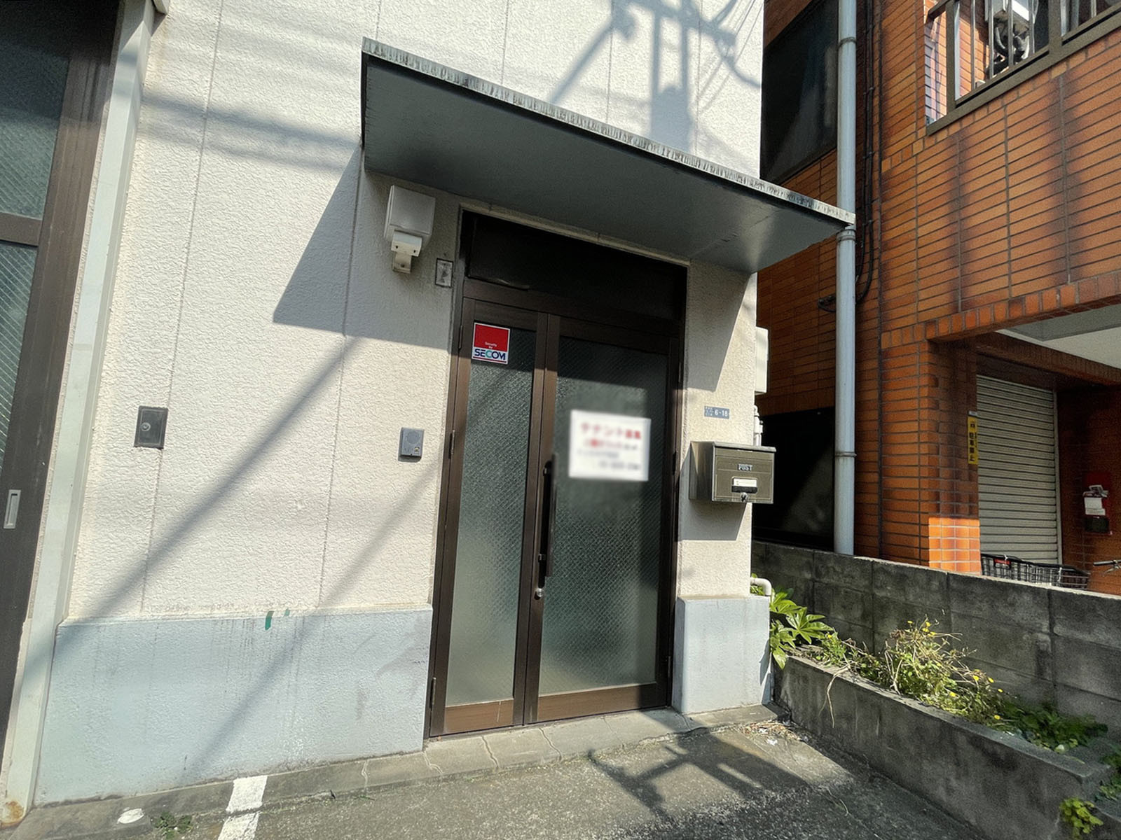 オフィスビル出入口