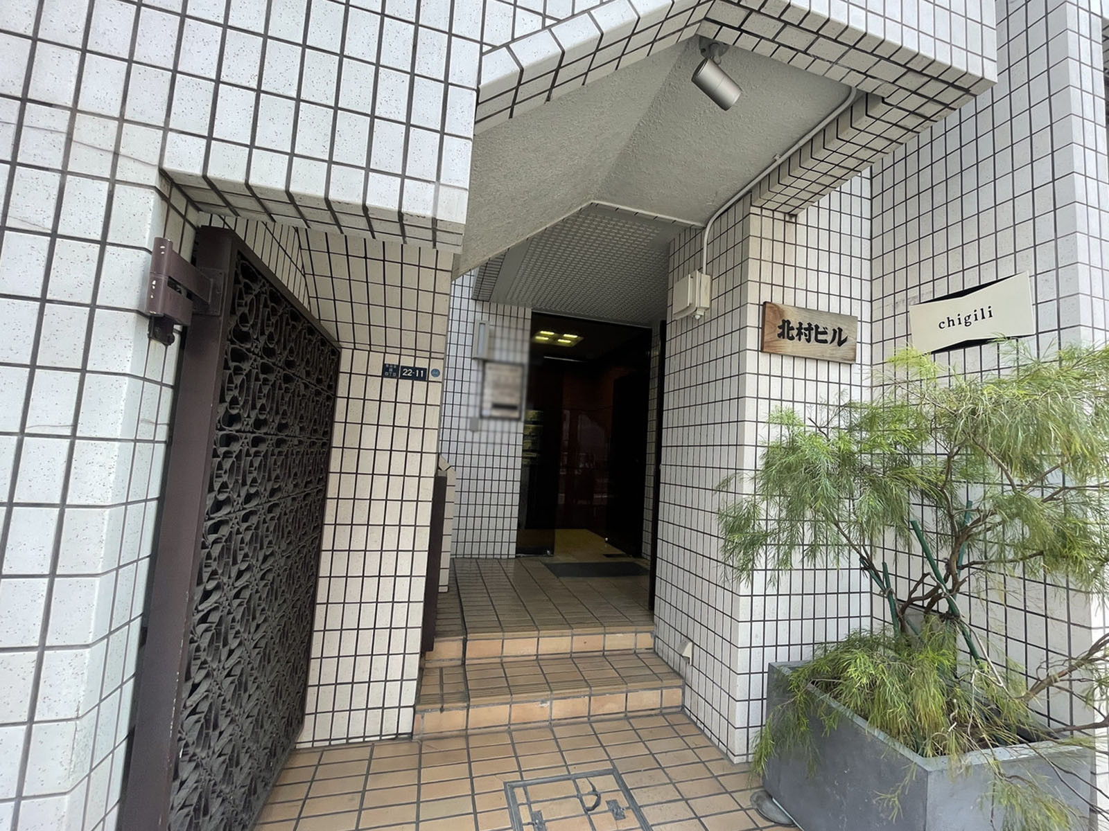 オフィスビル出入口