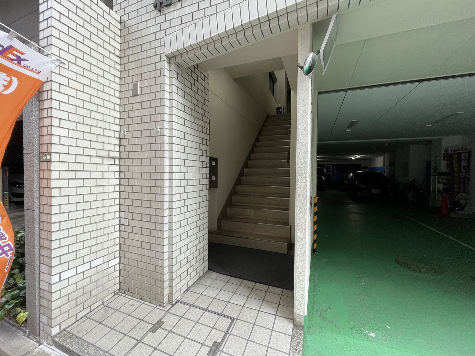 オフィスビル出入口
