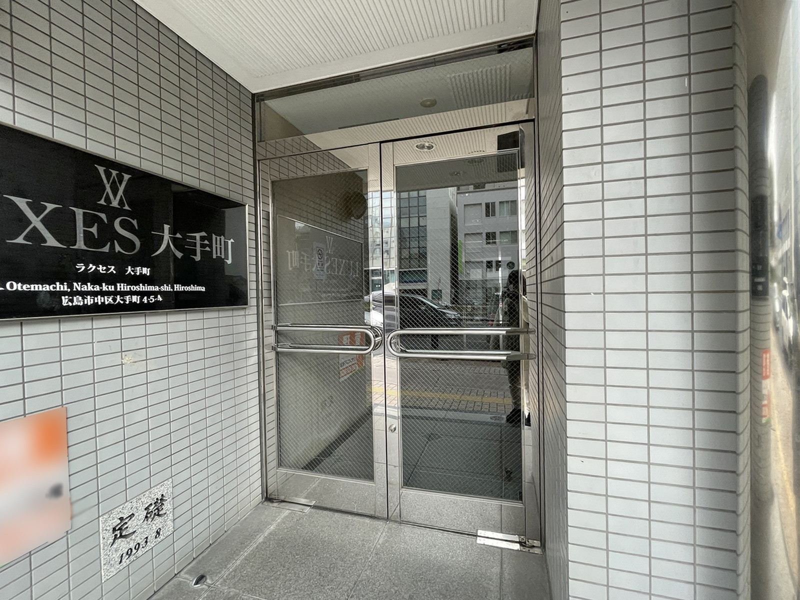 オフィスビル出入口
