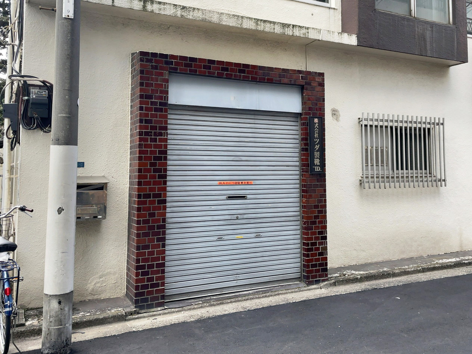 オフィスビル出入口
