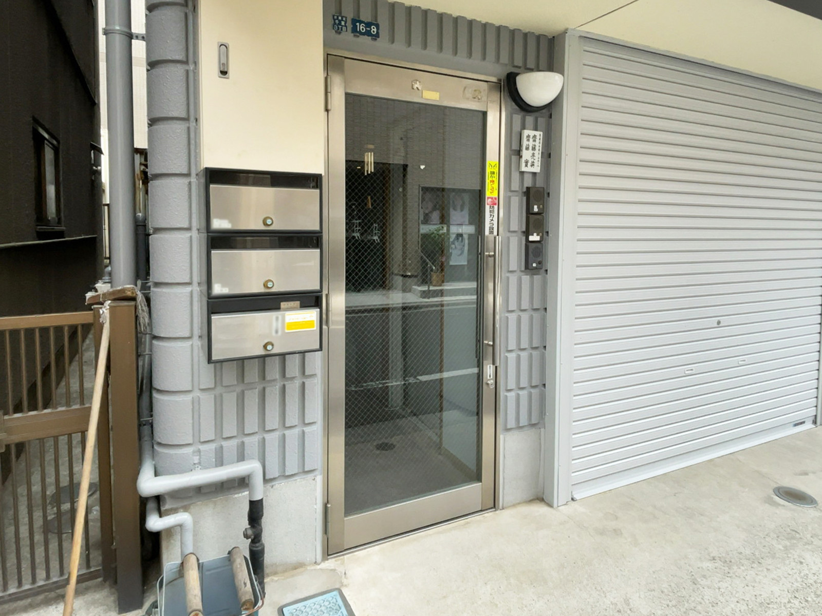 オフィスビル出入口
