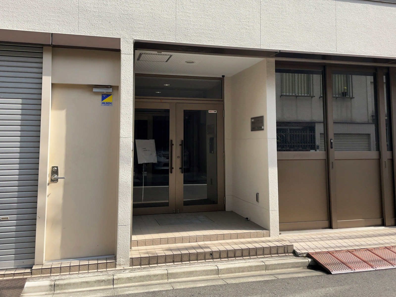 オフィスビル出入口