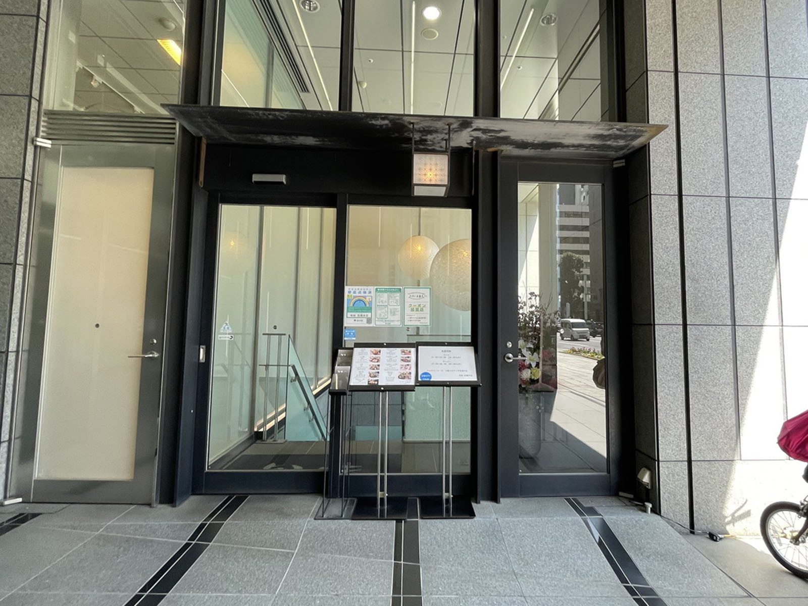地下1階テナントの出入口