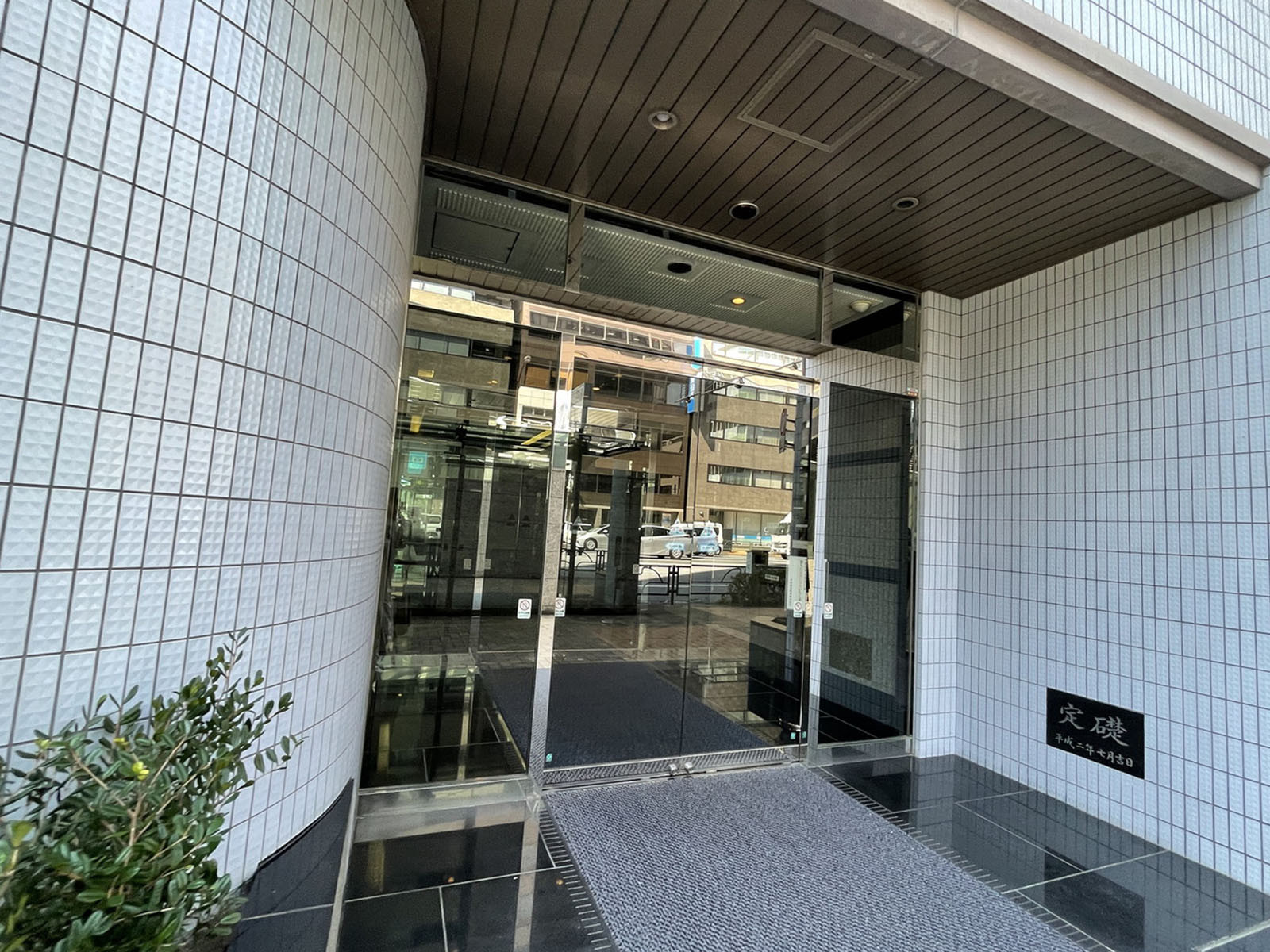 オフィスビル出入口