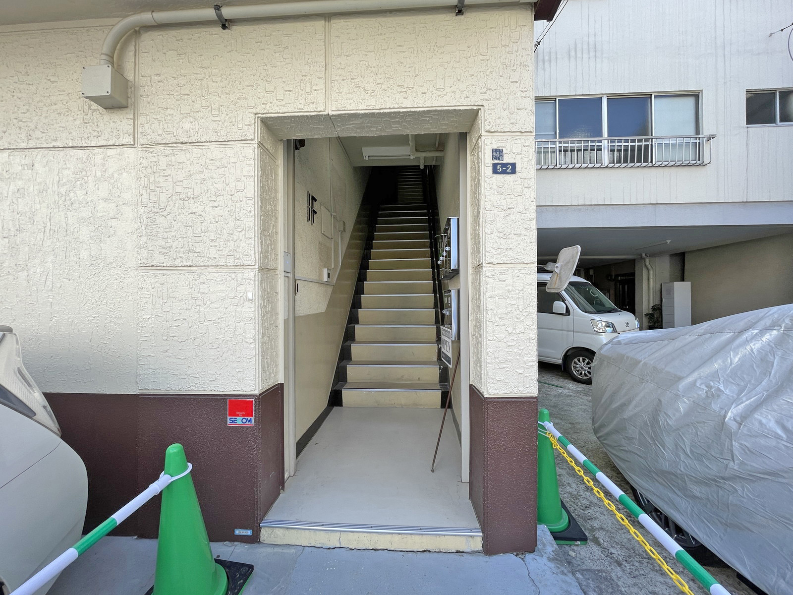 オフィスビル出入口