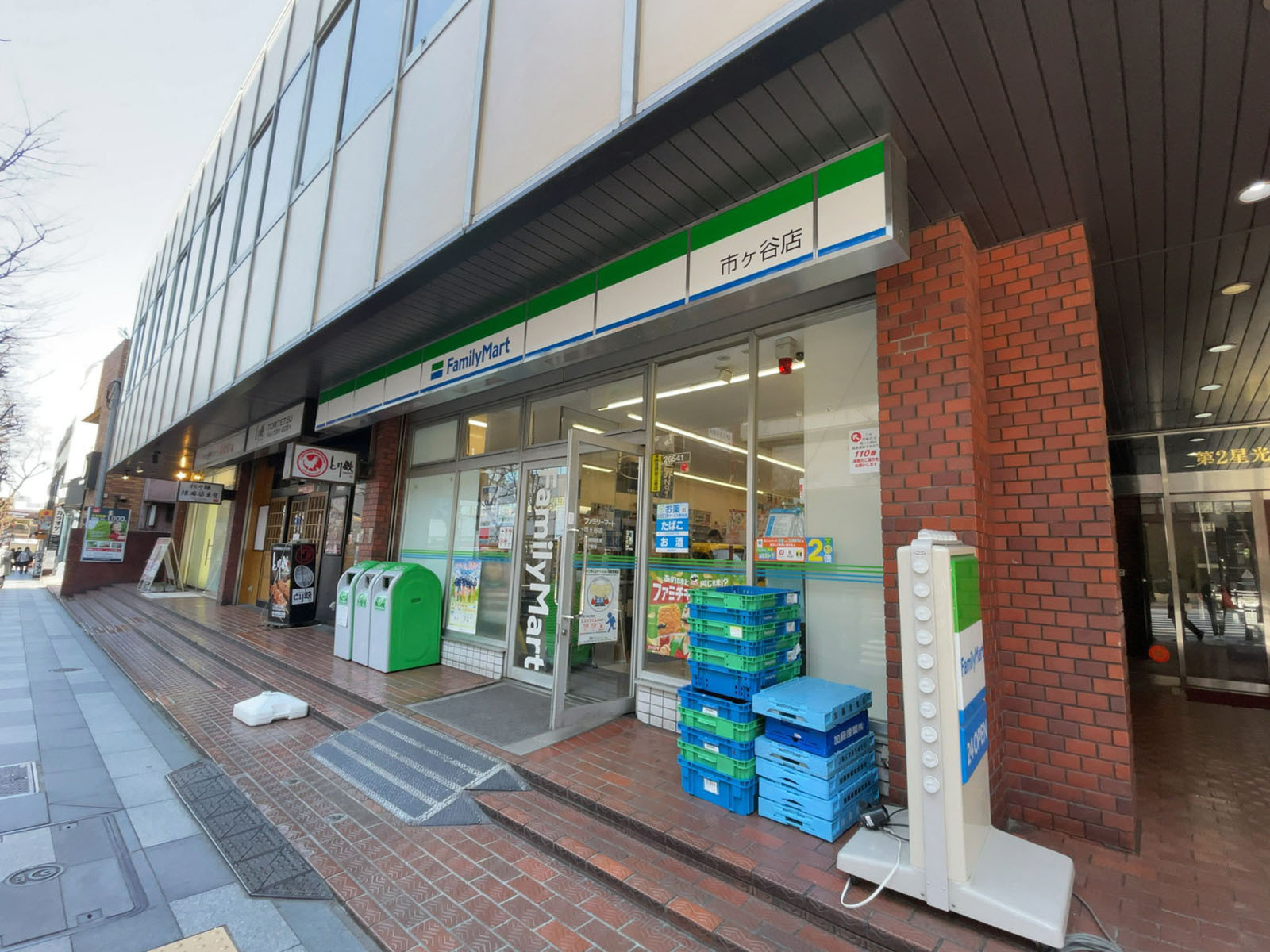1階のファミリーマート 市ヶ谷店