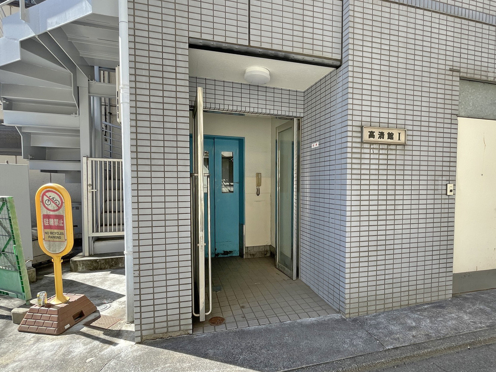 オフィスビル出入口