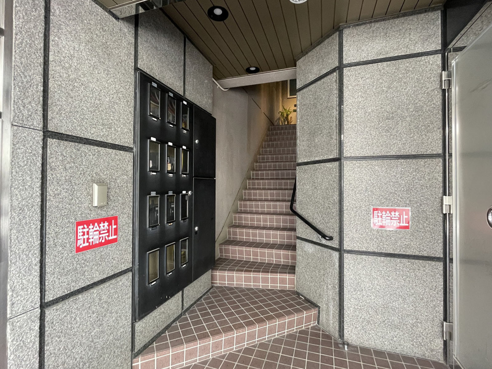 オフィスビル出入口
