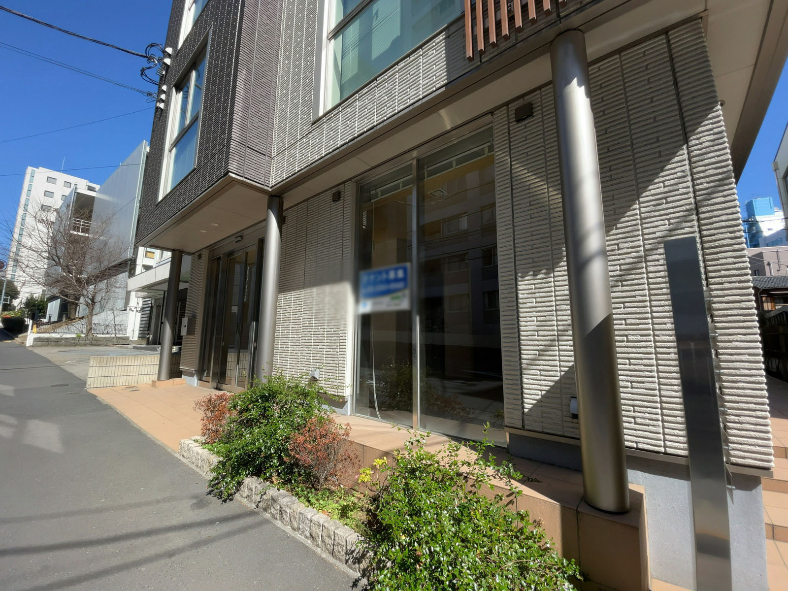 1階のテナント出入り口