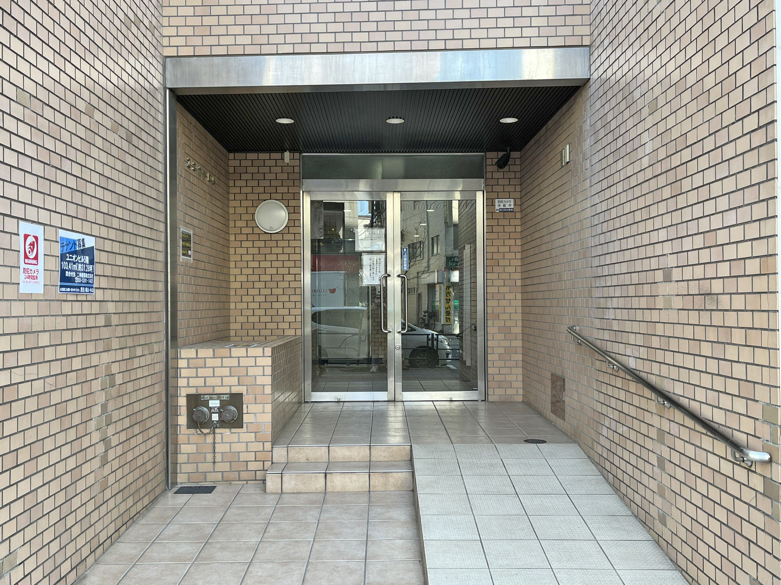 オフィスビル出入り口