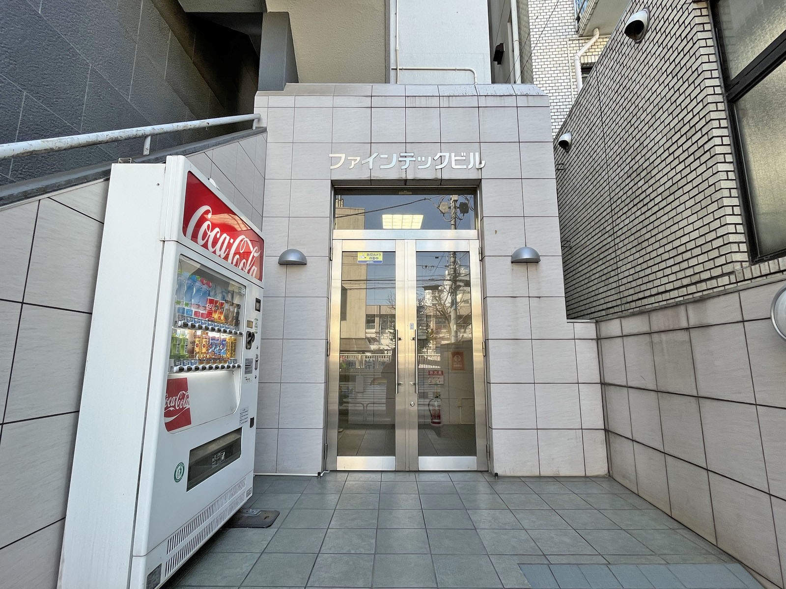 オフィスビル出入口