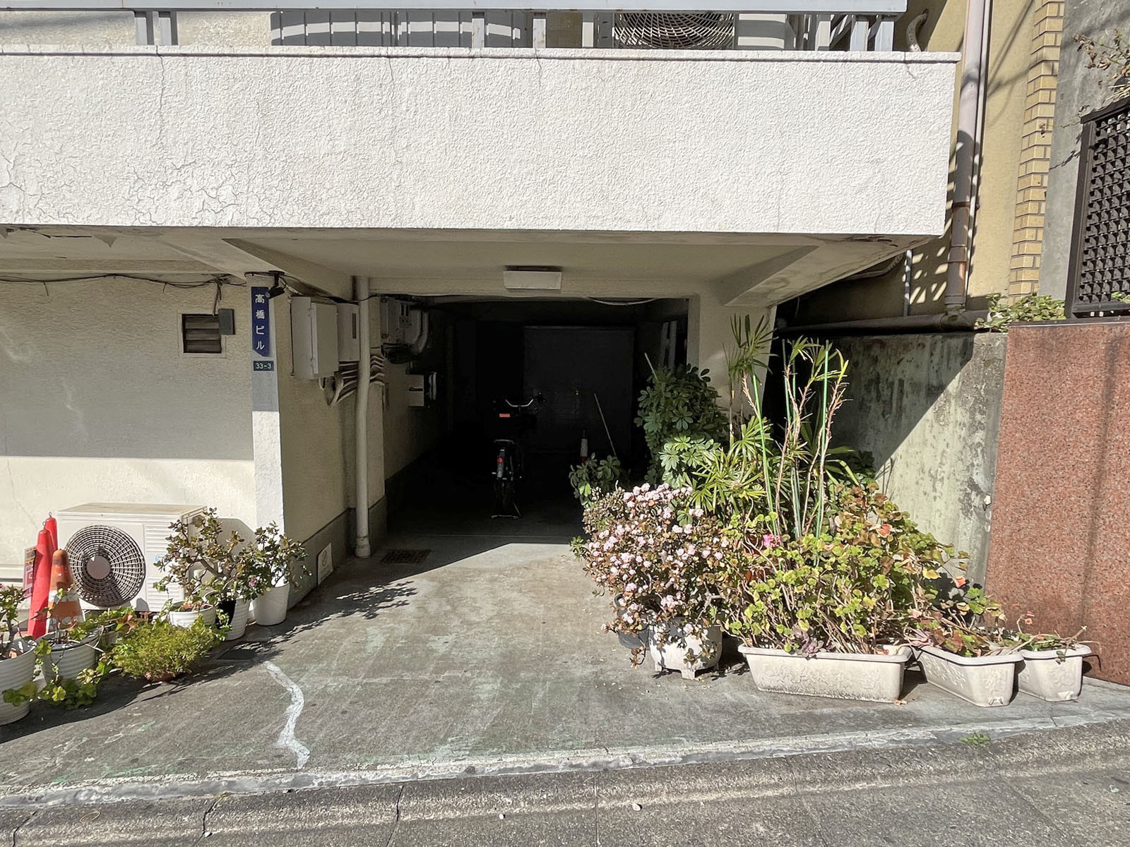 オフィスビル出入り口
