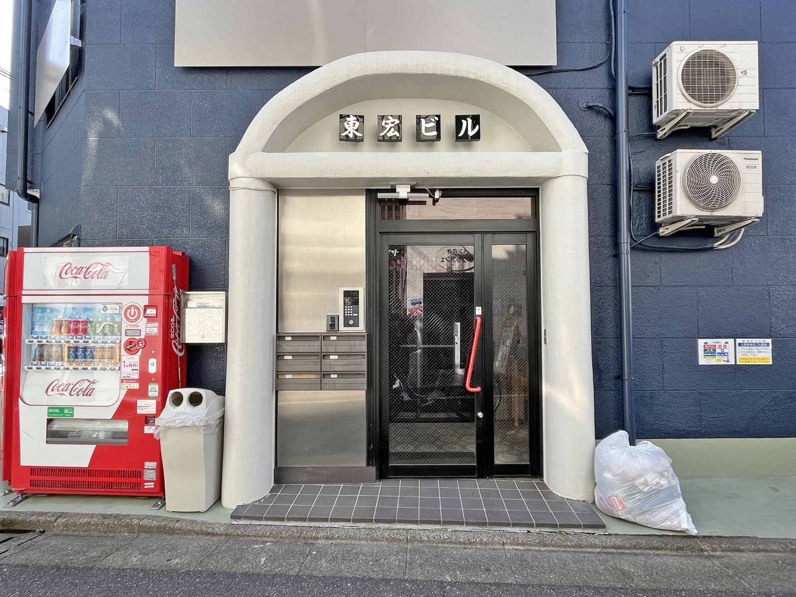 オフィスビル出入り口