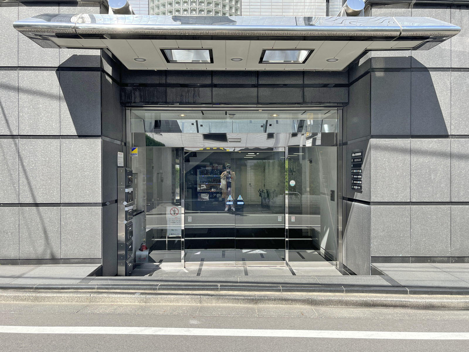 オフィスビル出入り口