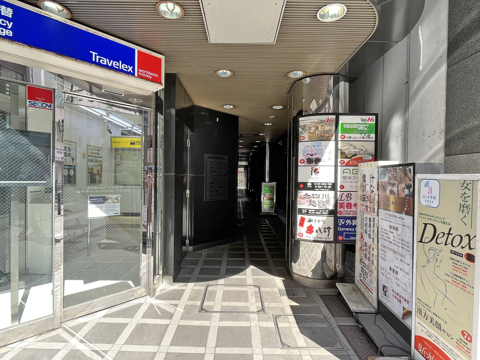 オフィスビル出入り口
