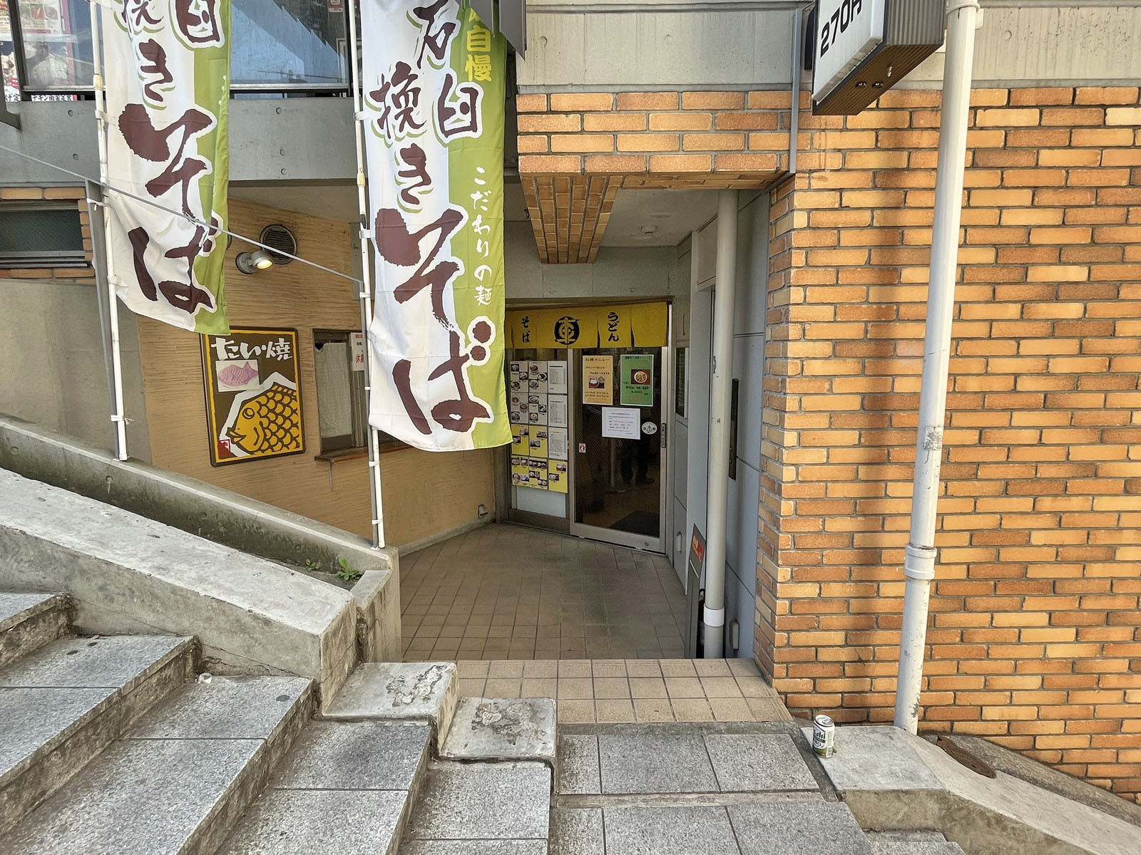 オフィスビル出入り口
