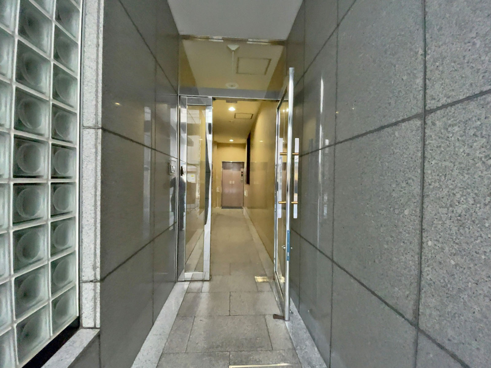 オフィスビル出入口